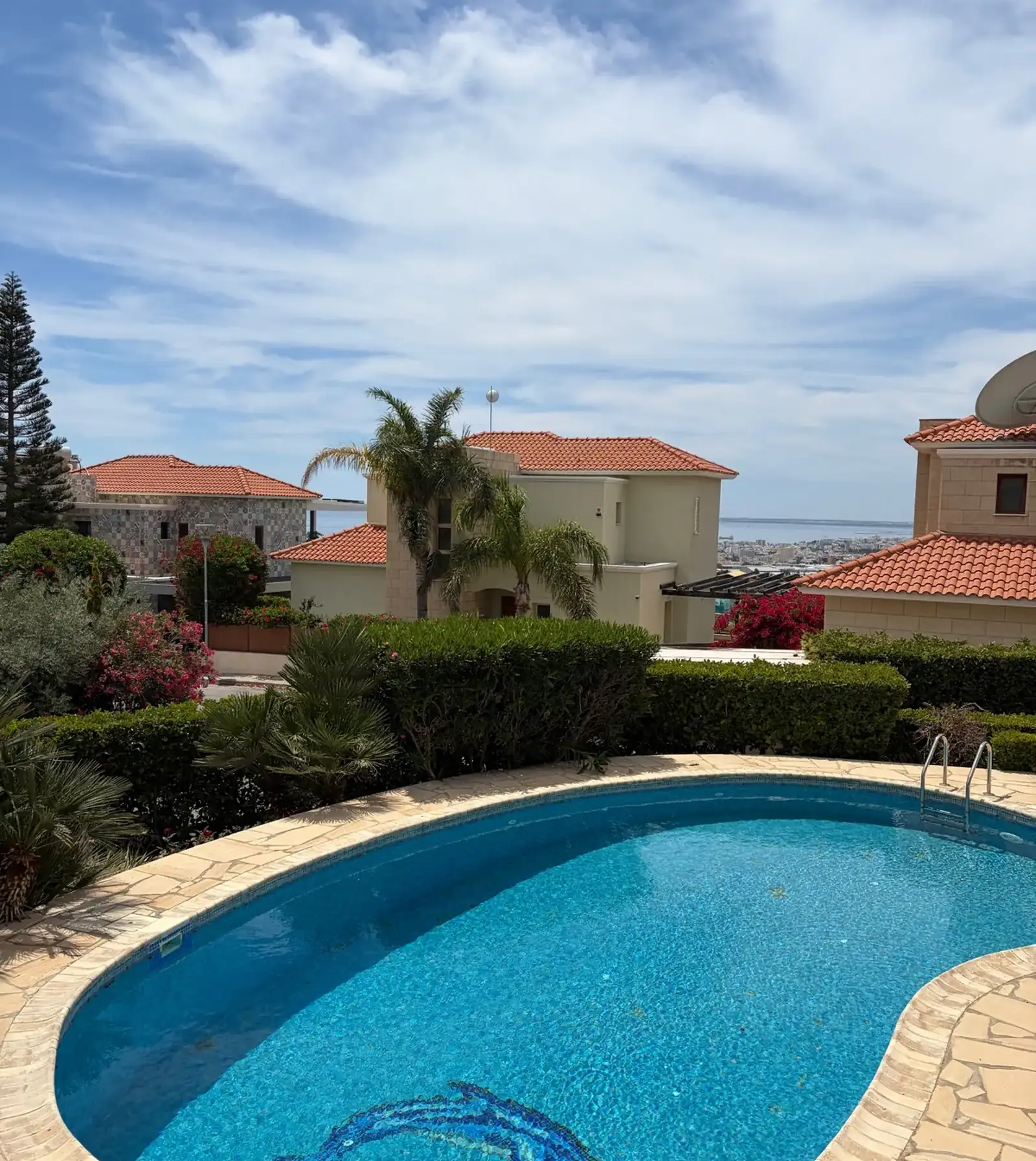 6-bedroom villa to rent in Germasogeia