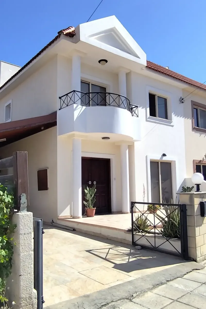 4-bedroom semi-detached for sale in Mesa Geitonia