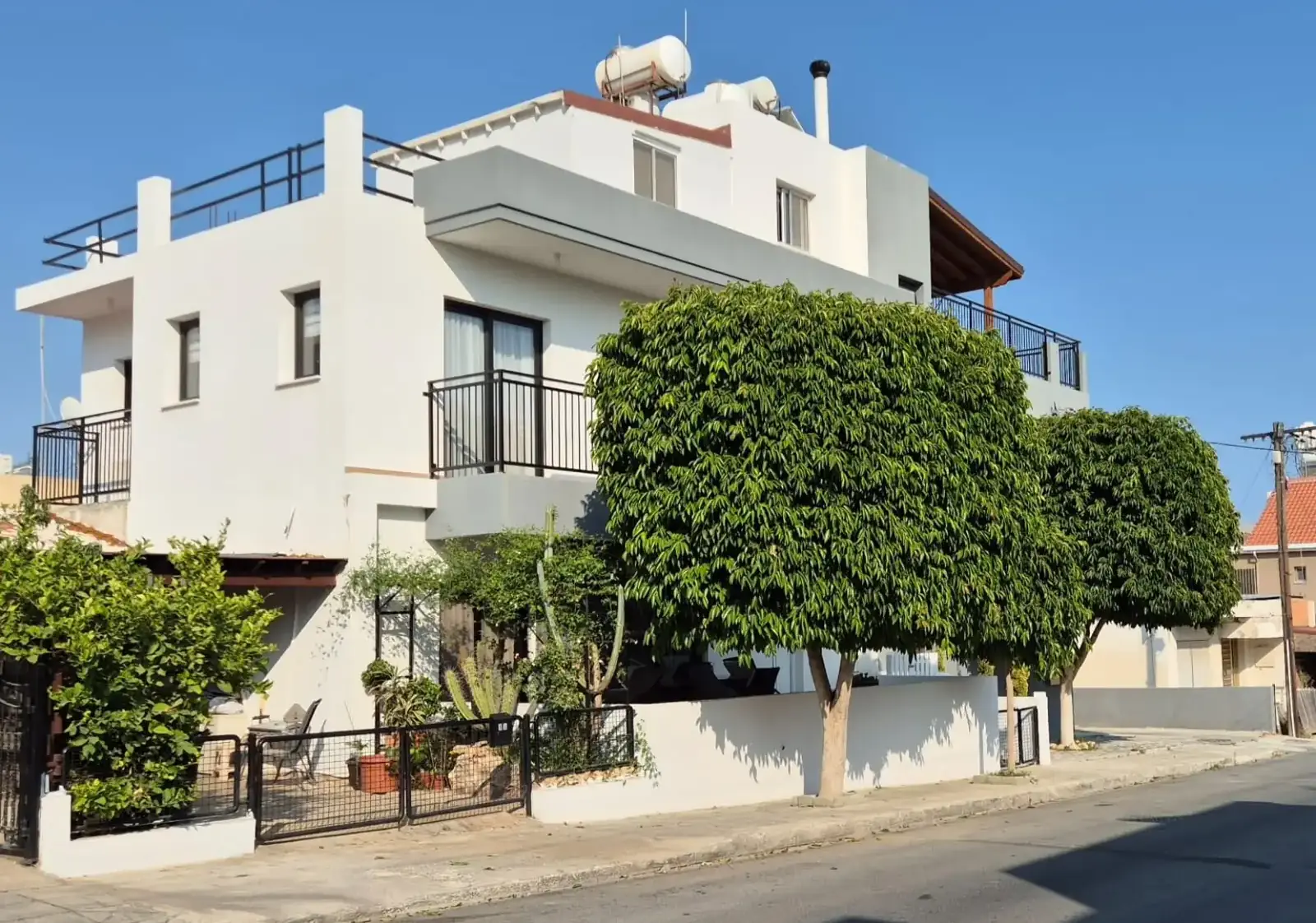 Mesa geitonia | 3-level house | two 3-bedroom floors and roof studio