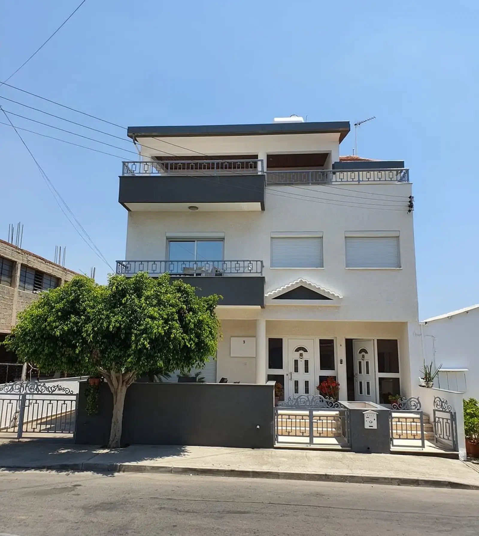 2-bedroom penthouse to rent in Tsiflikoudia