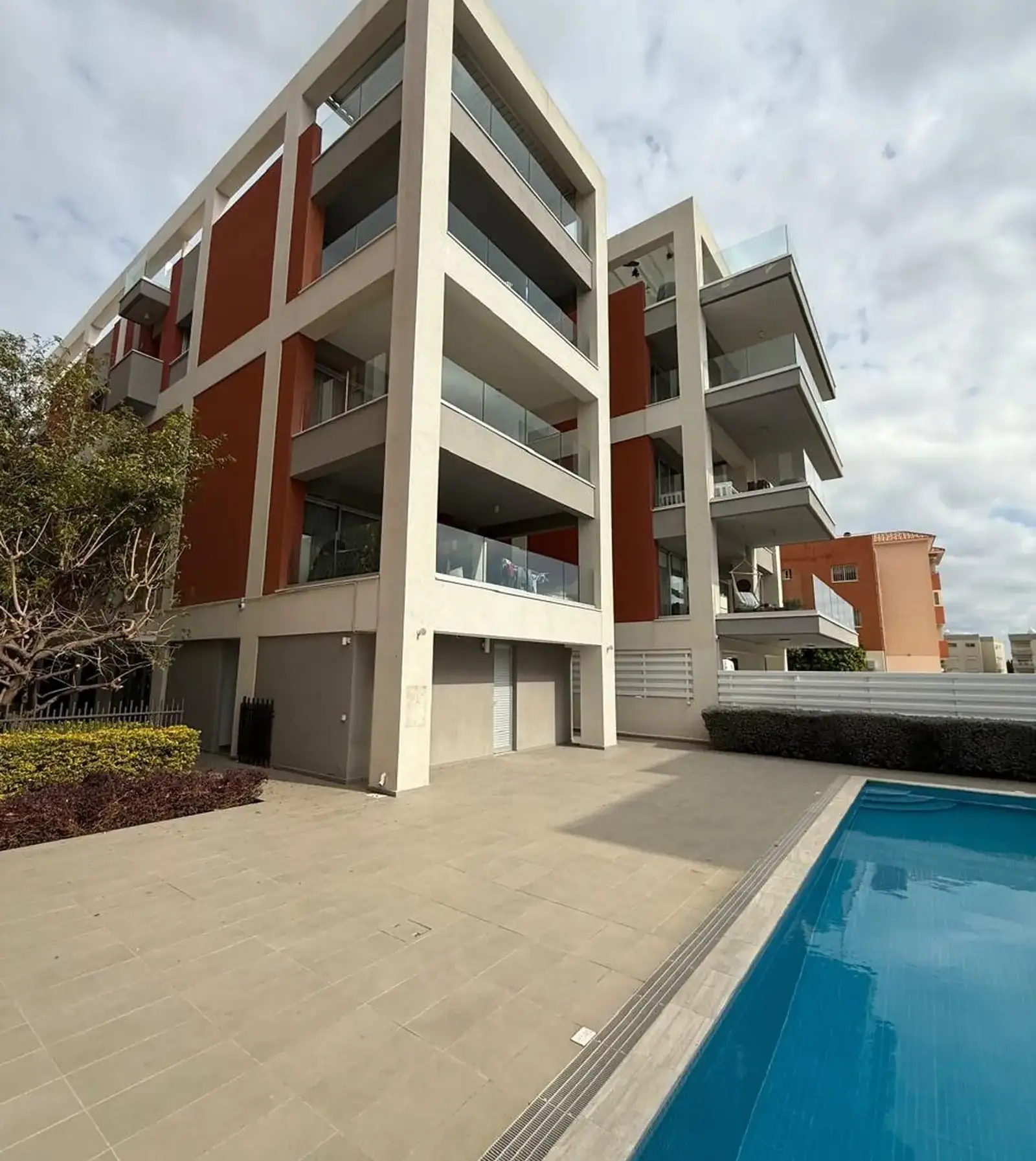 3-bedroom penthouse to rent in Mesa Geitonia