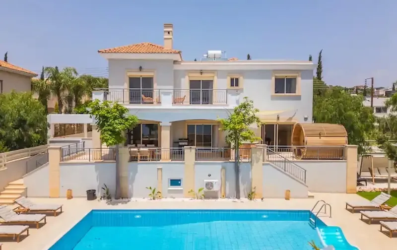 The blue pearl seaview villa in Agios Tychon
