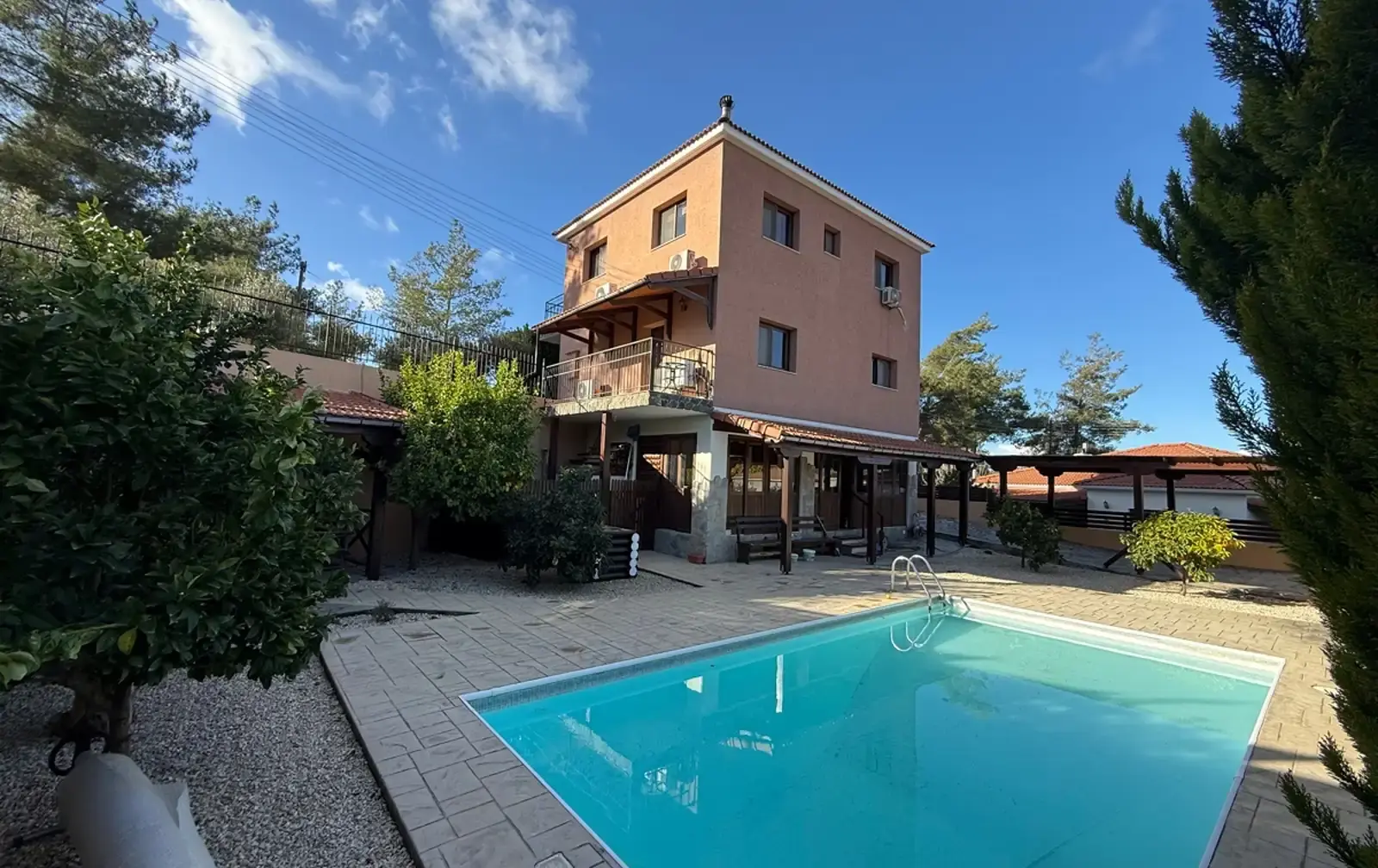 4-bedroom villa for sale in Louvaras