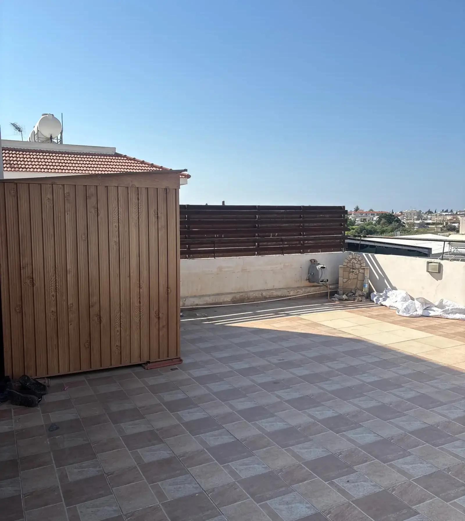 Seats in 3 bedroom apartment ideally for indians. in Paralimni