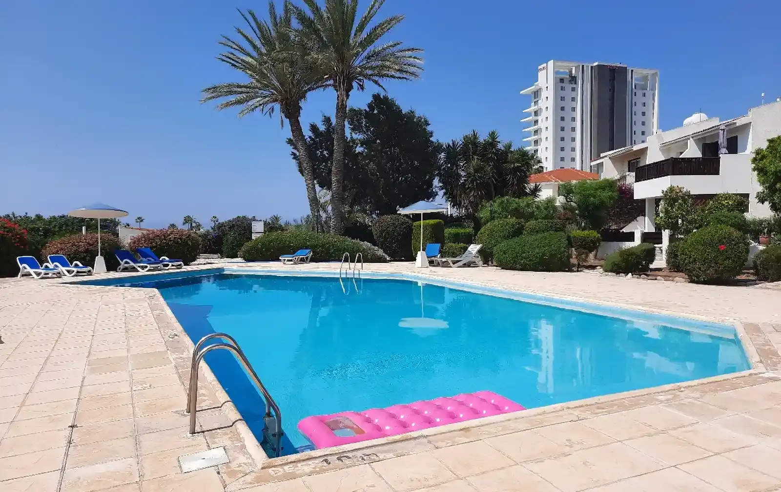Lovely 2 br apartment in prime location by the sea - ambrosia gardens in Kato Paphos
