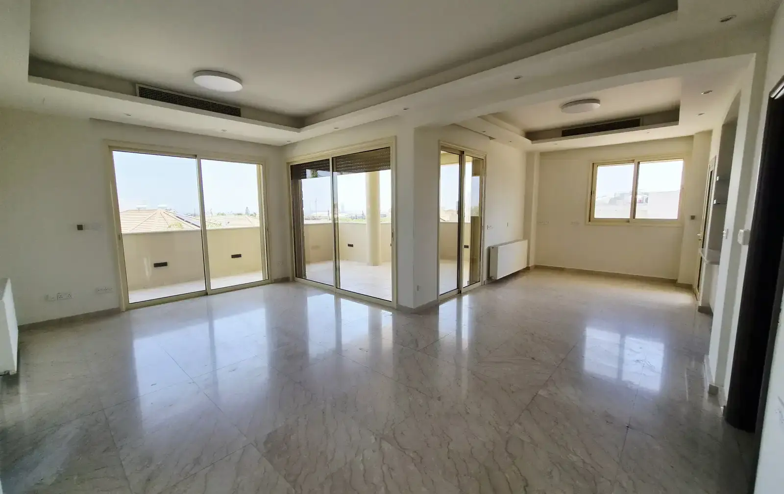 4-bedroom penthouse to rent in Tsirion