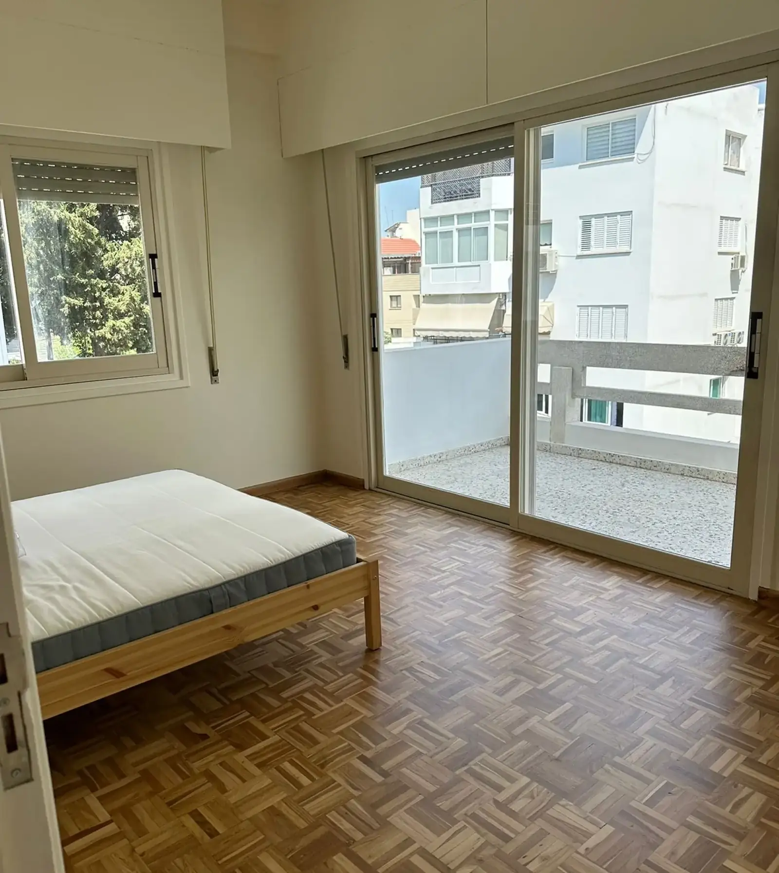 Available room in the city center for woman ideally in Lykabittos