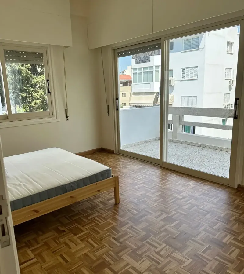 Available room in the city center for woman ideally in Lykabittos