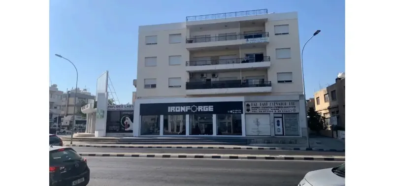 Mixed-use building in Agios Georgios