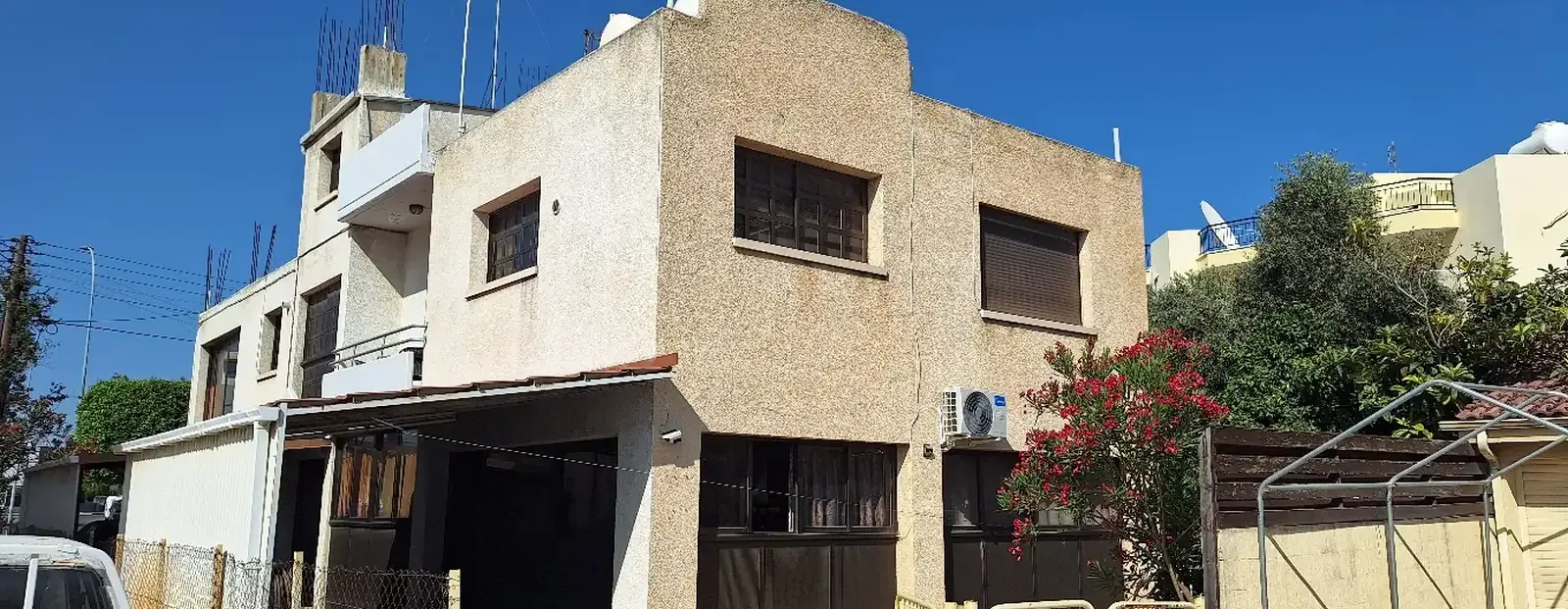 Kτιριο με δυο μοναρια σπιτια και καταστημα σε κεντρικοτατη λεοφωρο της λεμεσου in Kato Polemidia