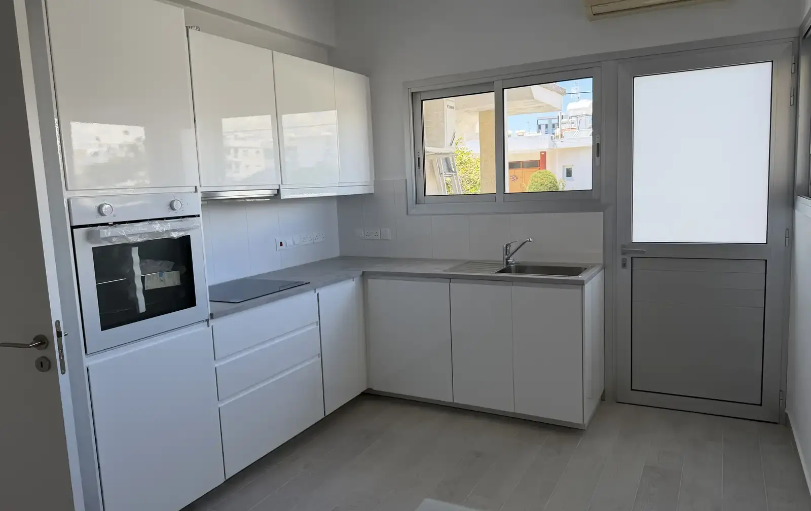 3-bedroom apartment to rent in Petrou Kai Pavlou