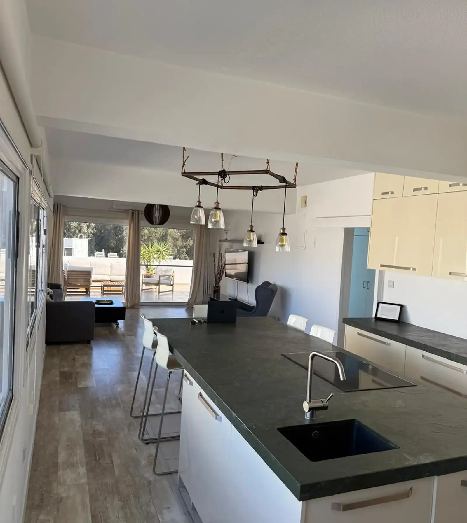 3-bedroom apartment to rent in Germasogeia Tourist Area