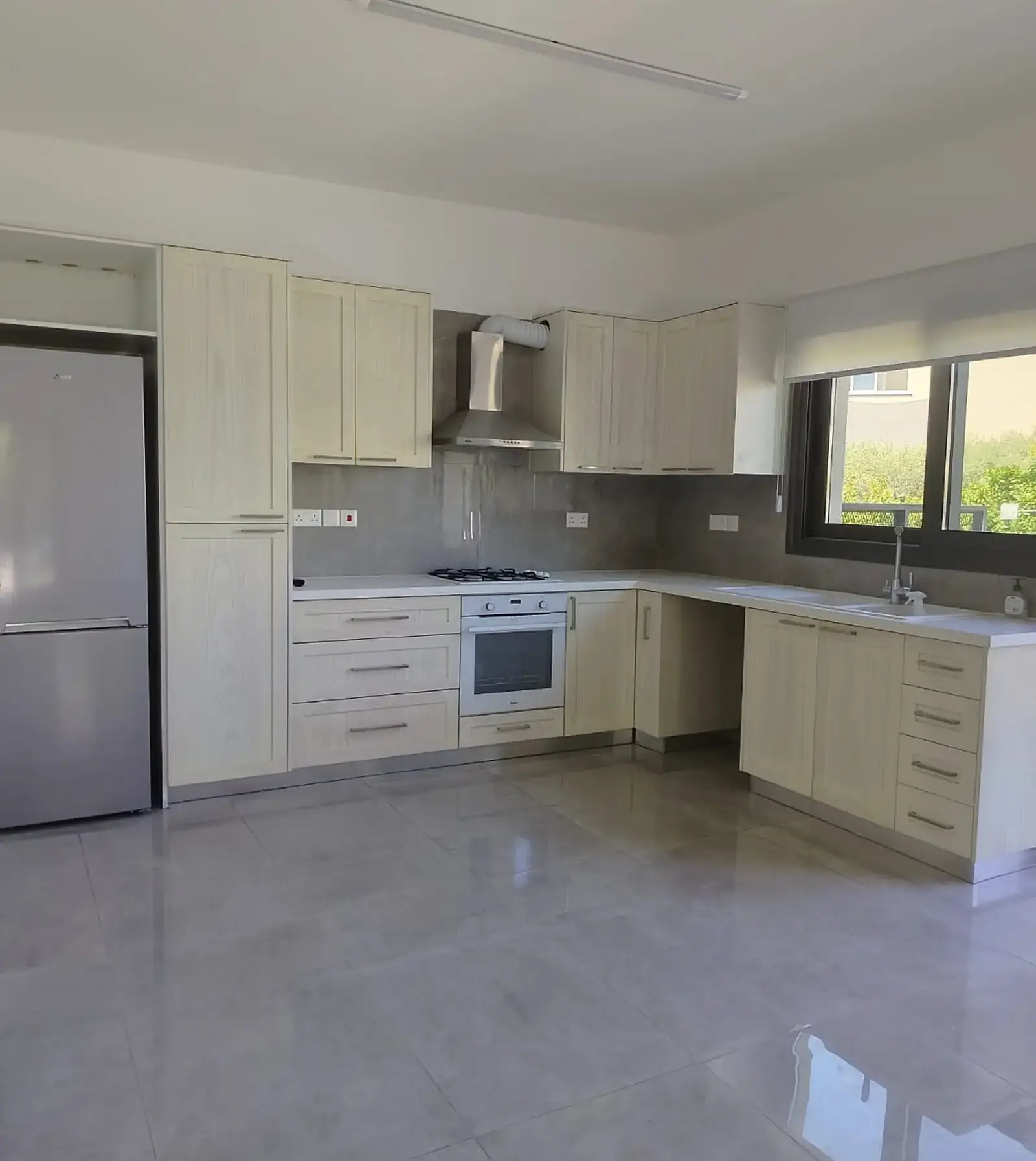 3-bedroom apartment to rent in Mesa Geitonia