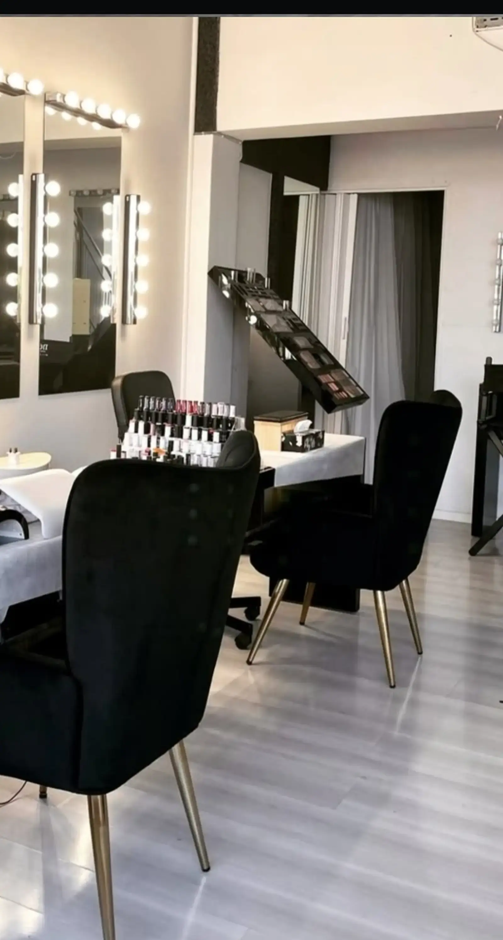 Beauty salon/make up studio in Lykabittos