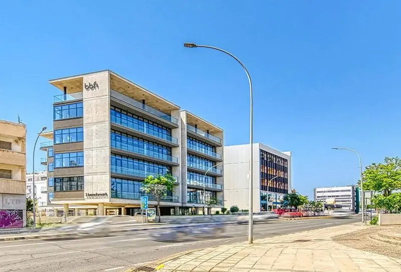 Benchmark business center. office 344 sqm+covered veranda 31 sqm in Mesa Geitonia