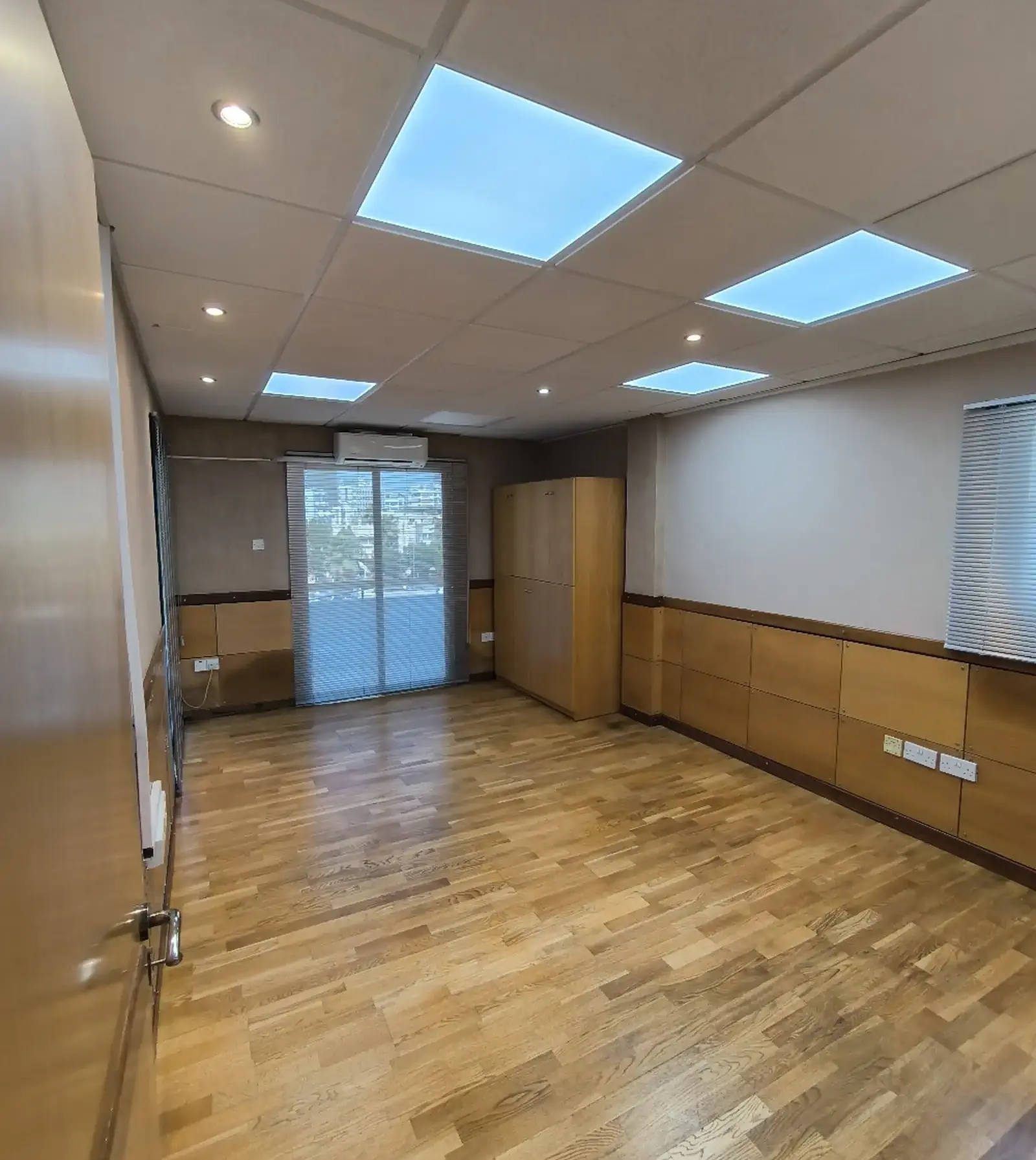 Large office in nicosia's centre in Agioi Omologites
