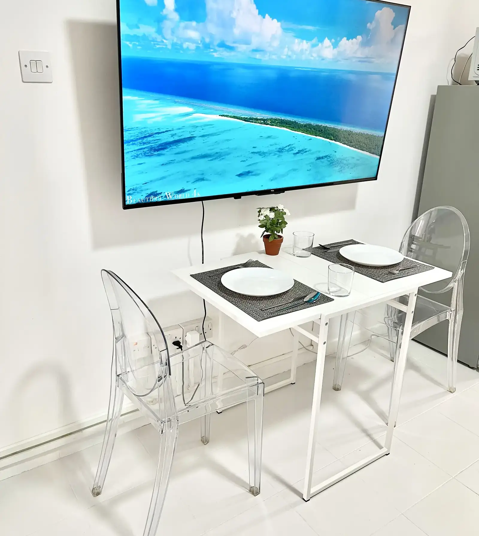 200m from the beach, stylish flat with office room in Germasogeia Tourist Area