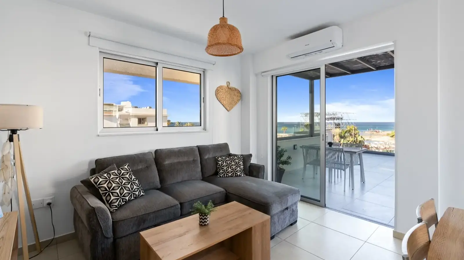 Wake up by the sea 1br beachfront penthouse flat - protaras in Pernera