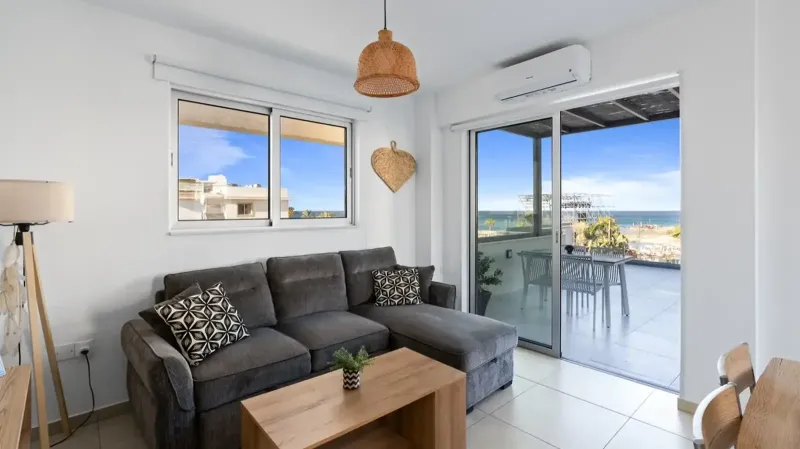 Wake up by the sea 1br beachfront penthouse flat - protaras in Pernera