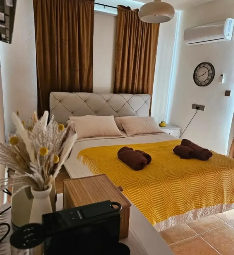 Rooms with private bathroom & blacony next to kings avenue mall in Kato Paphos