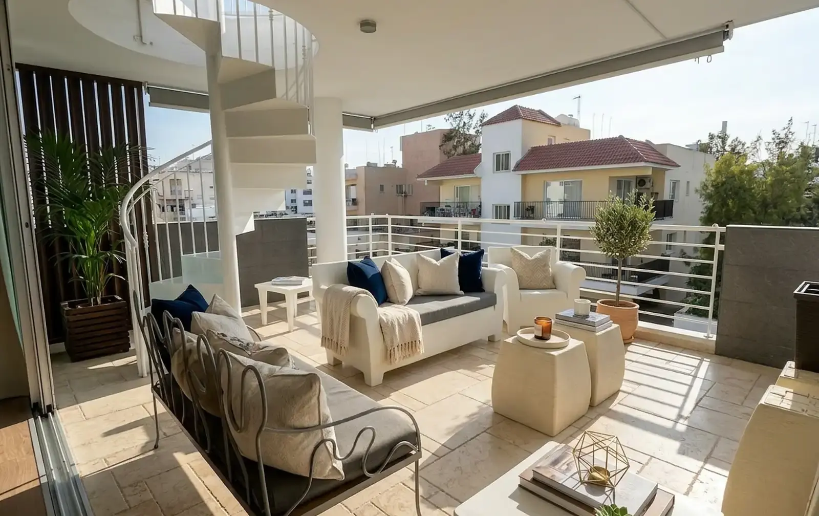 3-bedroom penthouse to rent in Lykabittos