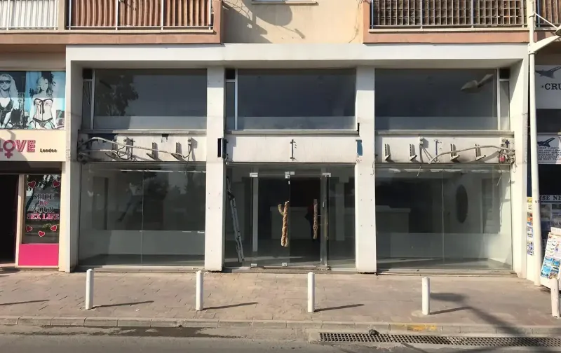 Sea front shop in prime location in Neapolis