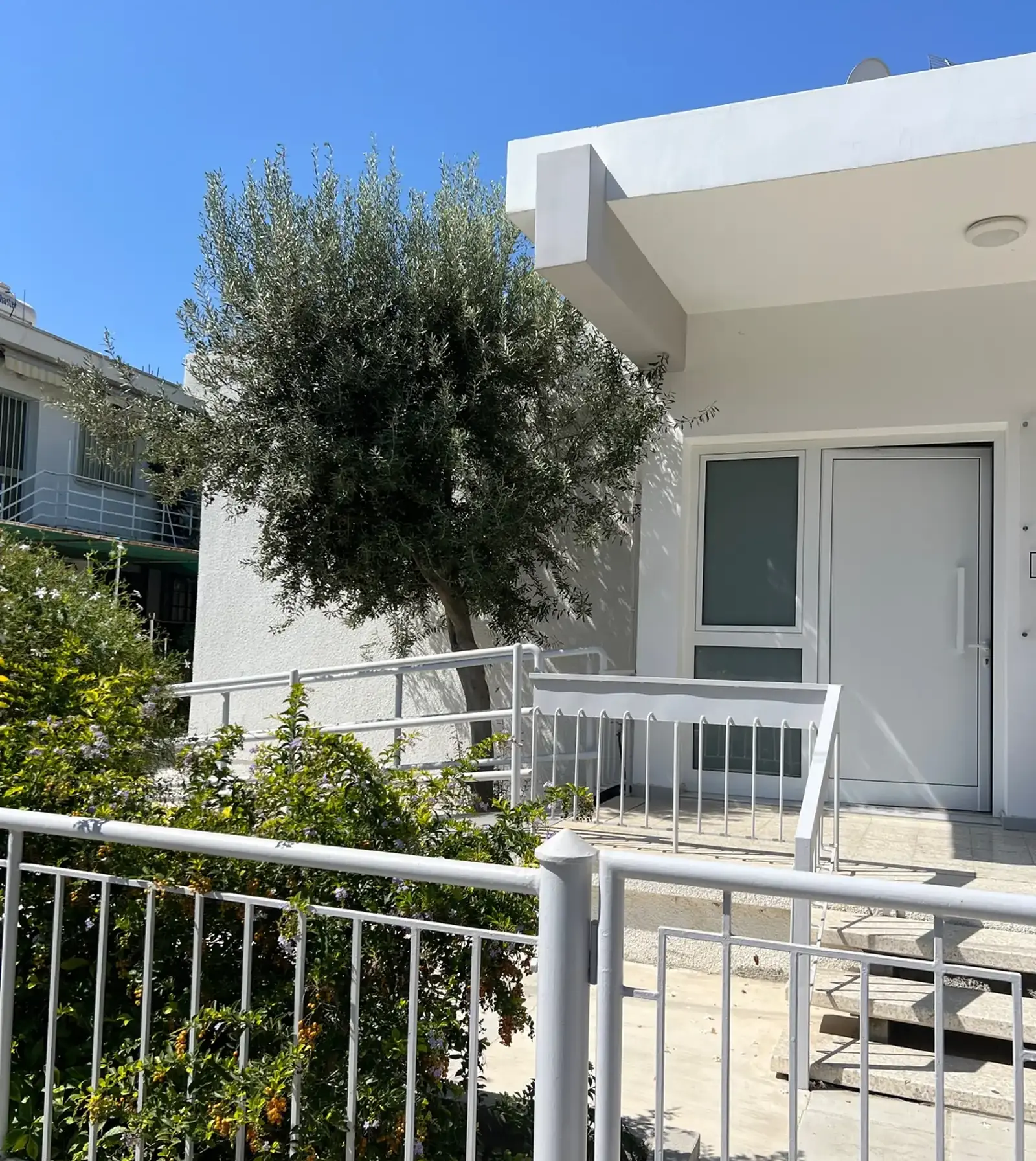 Ανεξάρτητο γραφείο σε ιατρείο / independent office in a medical practice in Katholiki