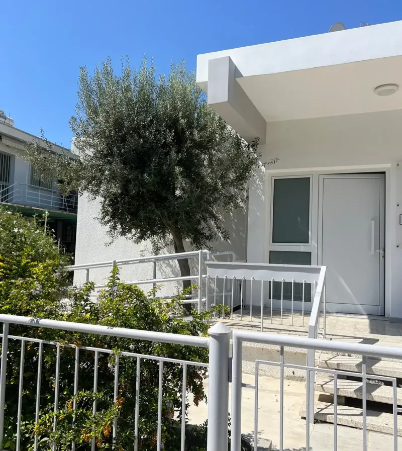 Ανεξάρτητο γραφείο σε ιατρείο / independent office in a medical practice in Katholiki