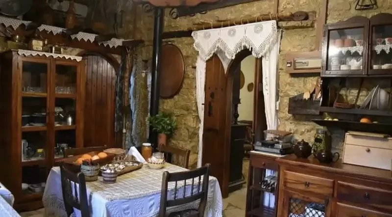 2-bedroom detached house to rent in Lofou