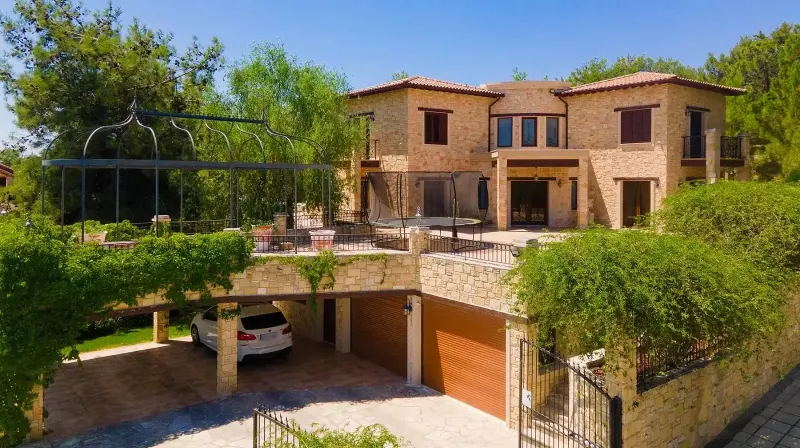 7-bedroom villa for sale in Souni