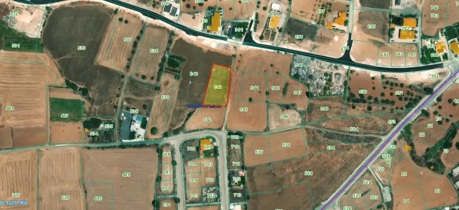 Residential Field 1652 m² in Kokkinotrimithia