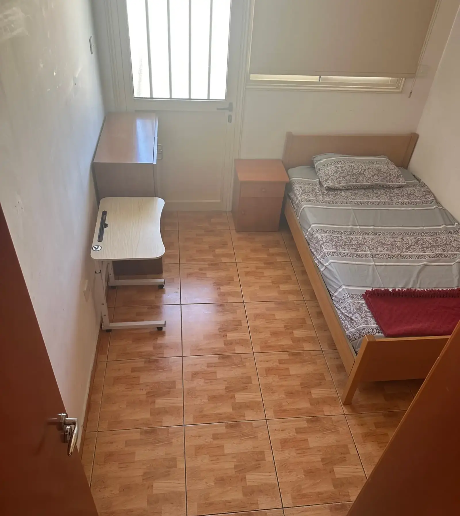 One room with private restroom in a three bedroom apartment in Mesa Geitonia