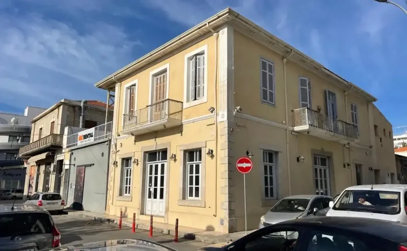 Historical building with permits in Historical Center