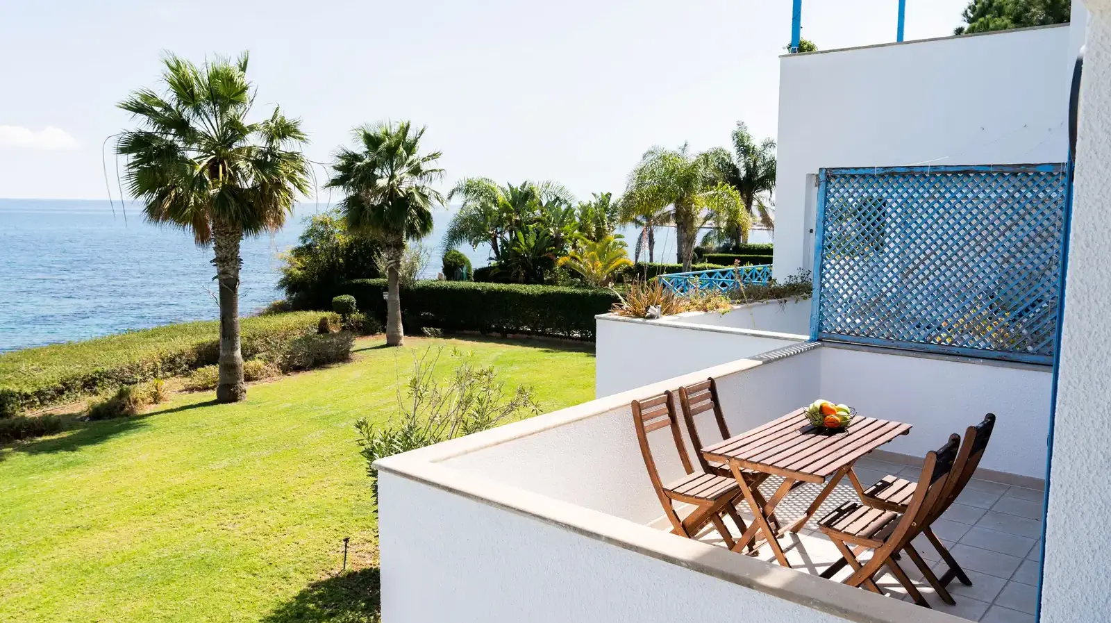 3 bedroom beachfront apartment in Pentakomo