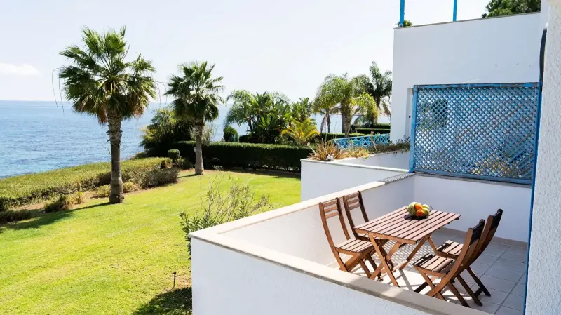 3 bedroom beachfront apartment in Pentakomo