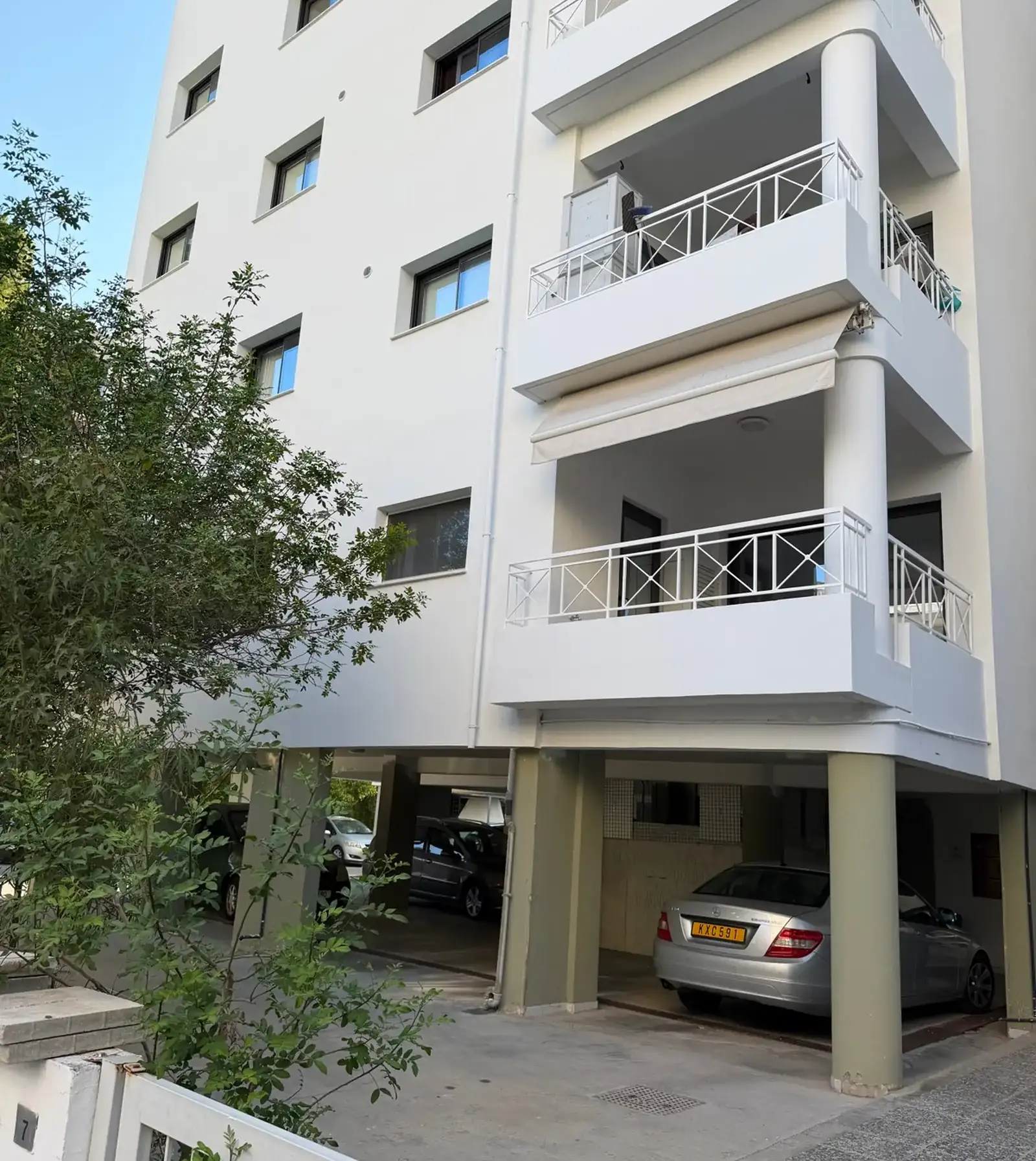 3-bedroom apartment to rent in Agioi Omologites