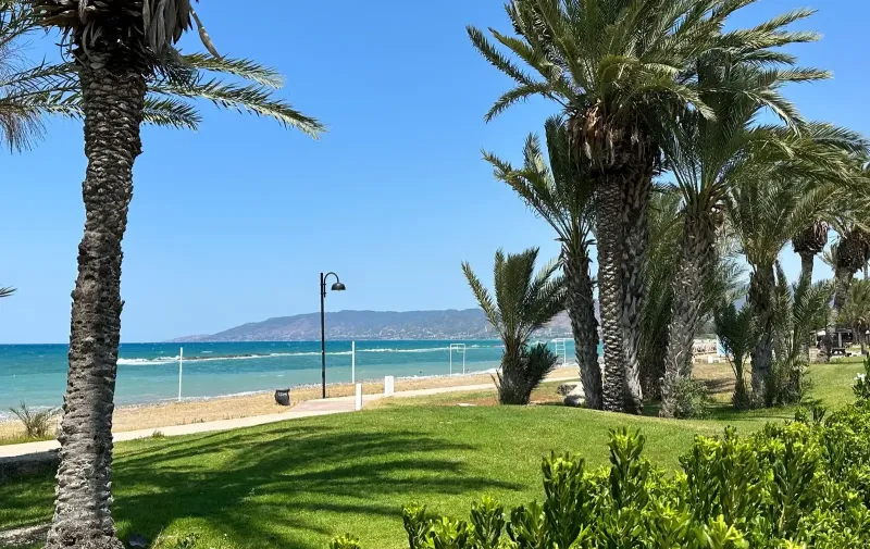 Holiday beachfront apartments in Latsi