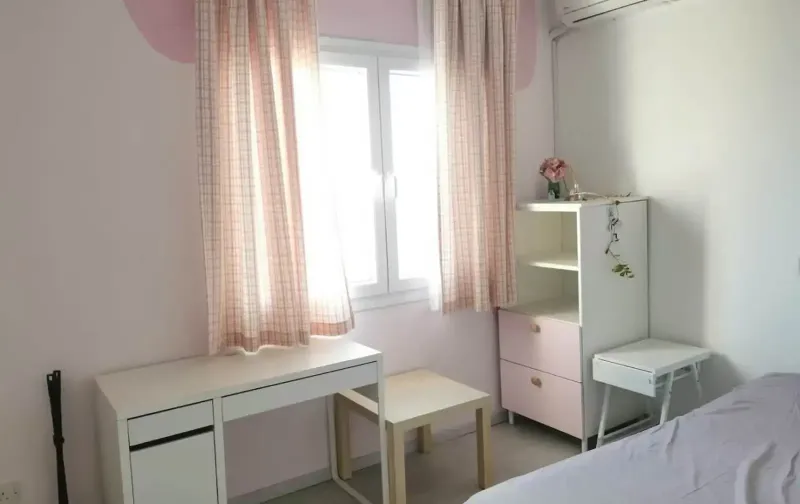 Private room ideally for one girl in Omonia