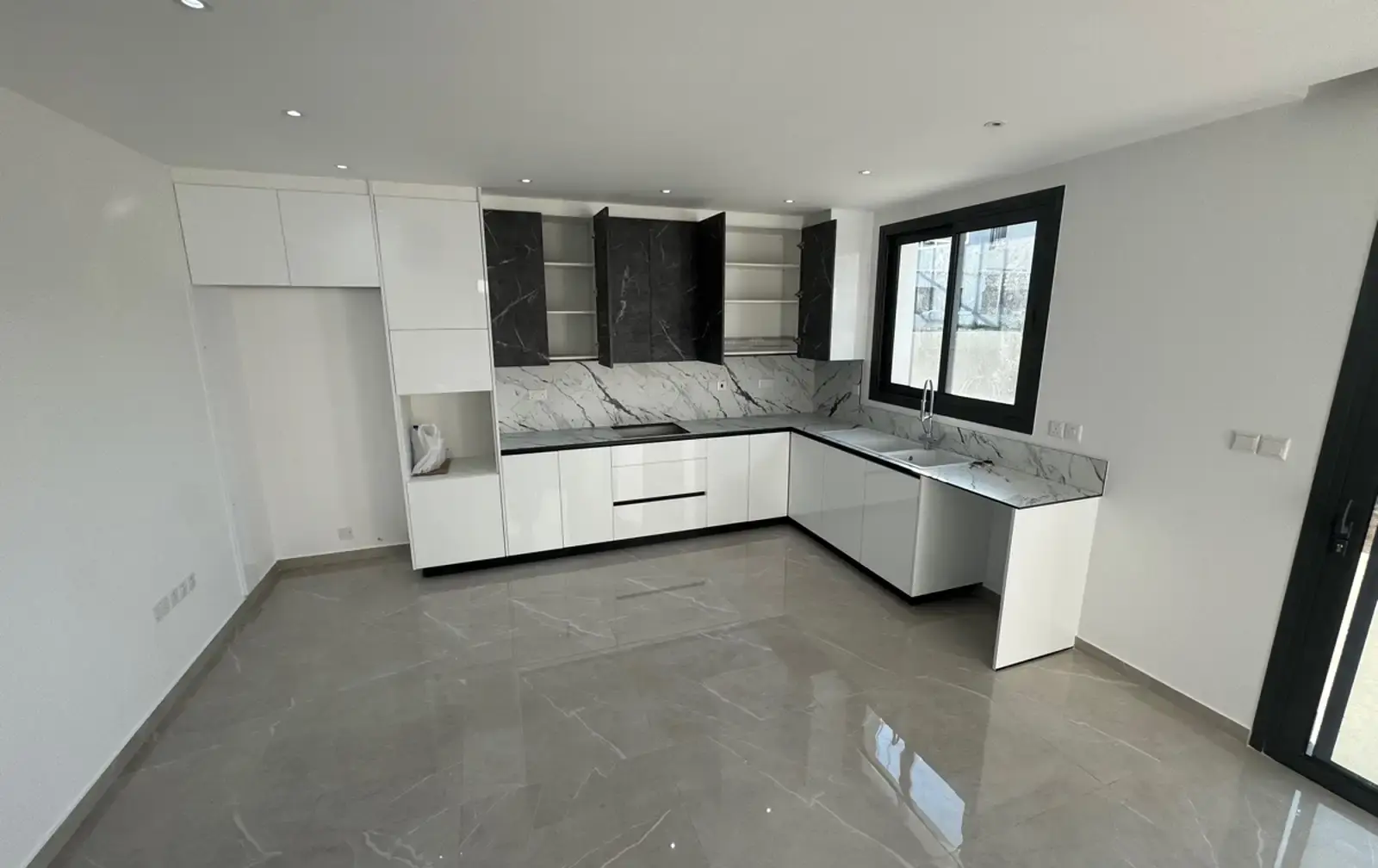 4-bedroom detached house for sale in Kato Polemidia